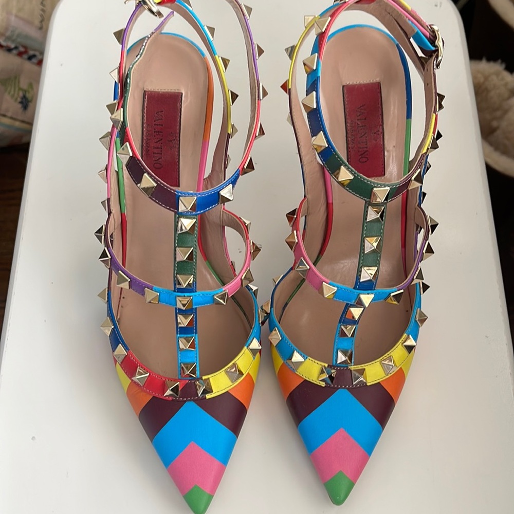 Super fun Valentino Garavani Rockstud T-Strap Stilettos 
Size: 7.5 | IT 37.5